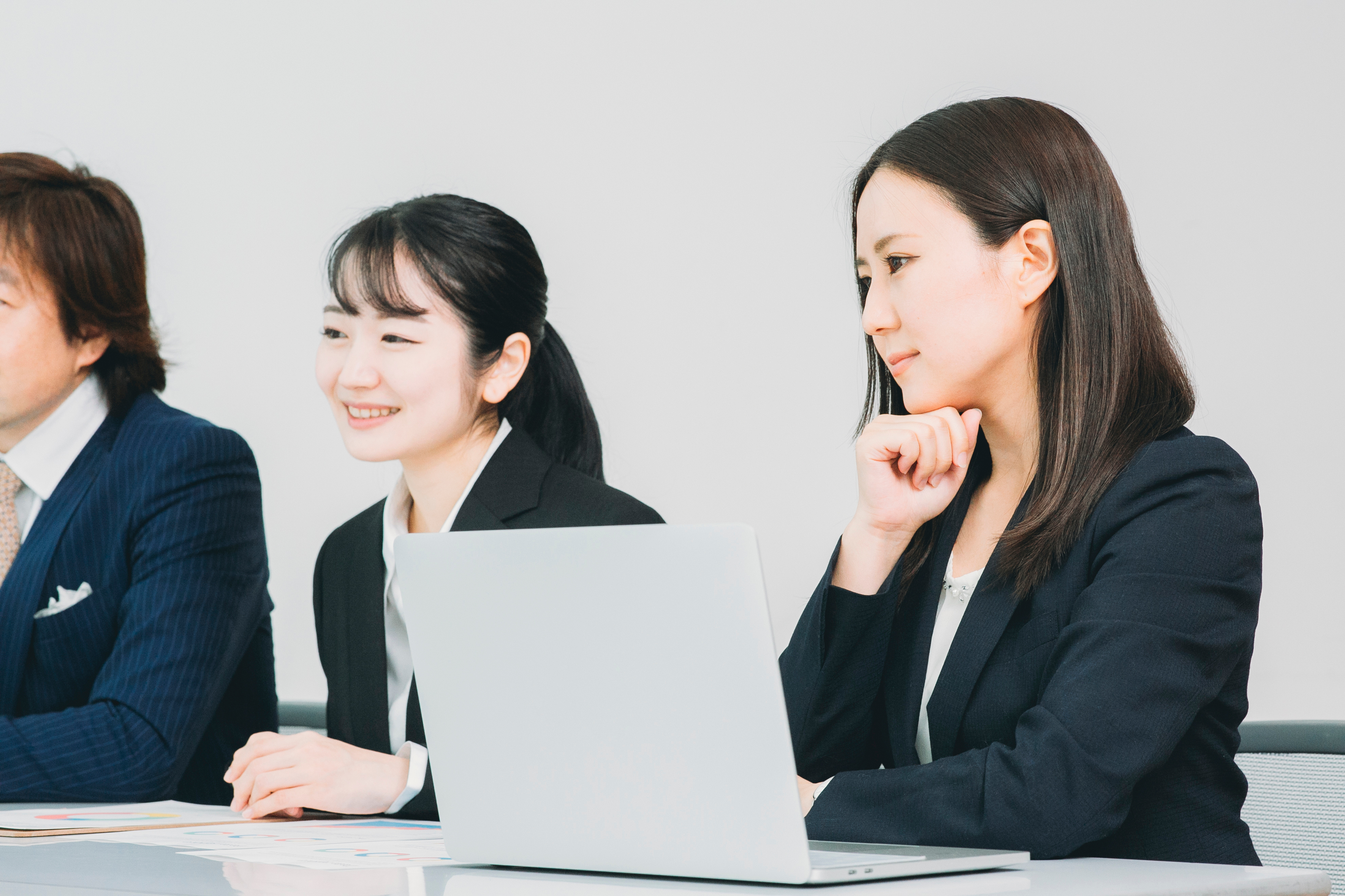 悩む営業担当者